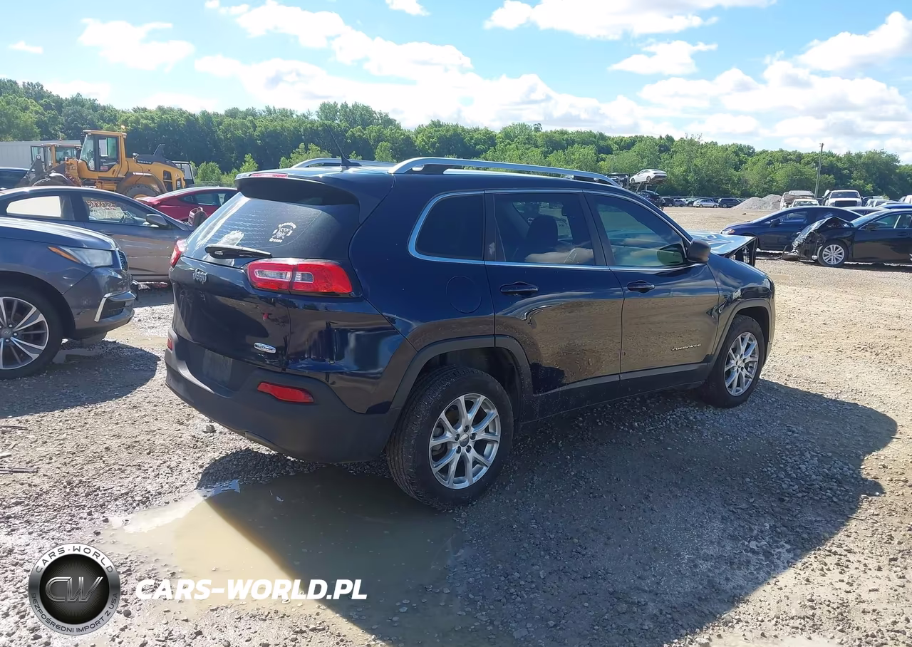2015 Jeep Cherokee Latitude VIN:1C4PJLCB0FW683639 - 4