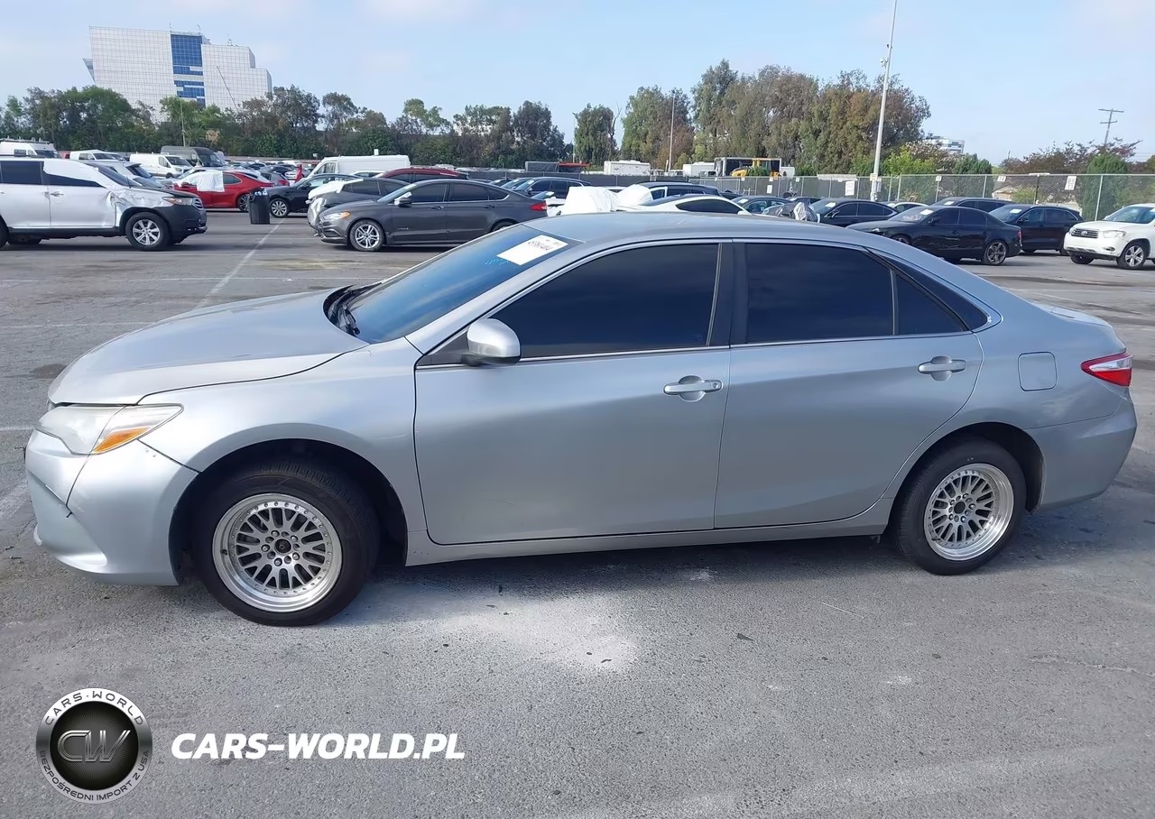 2015 Toyota Camry Le VIN:4T1BF1FK2FU057741 - 16