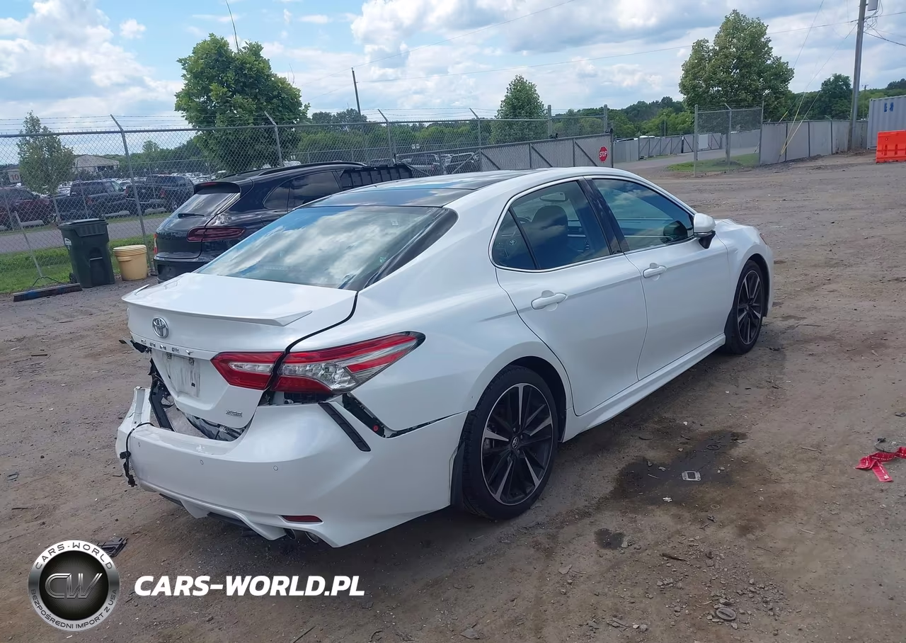 2018 Toyota Camry Xse VIN:4T1B61HK9JU086109 - 4