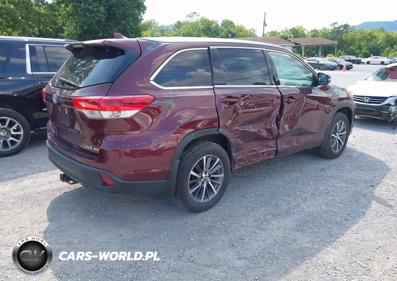 2018 Toyota Highlander Xle VIN:5TDJZRFH4JS882610 - 4