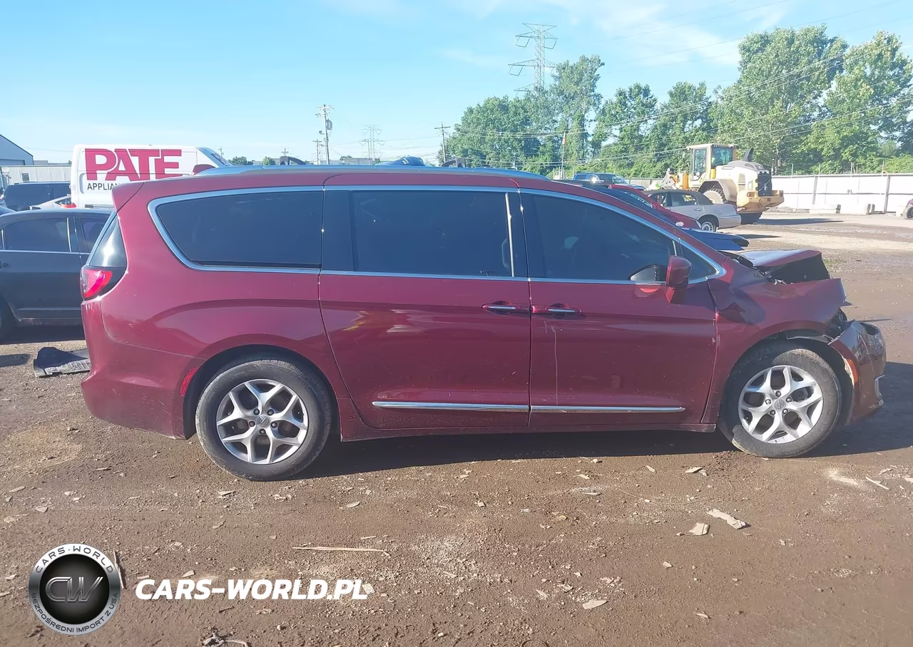 2018 Chrysler Pacifica Touring L VIN:2C4RC1BG6JR174712 - 13