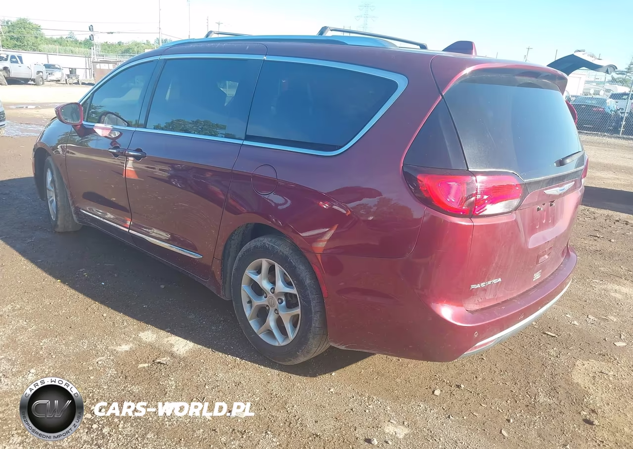2018 Chrysler Pacifica Touring L VIN:2C4RC1BG6JR174712 - 3