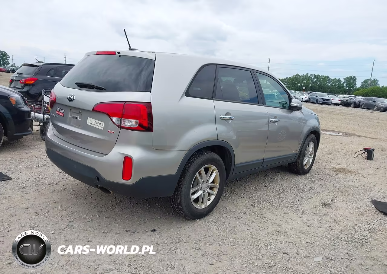 2015 Kia Sorento Lx VIN:5XYKTCA68FG557505 - 4