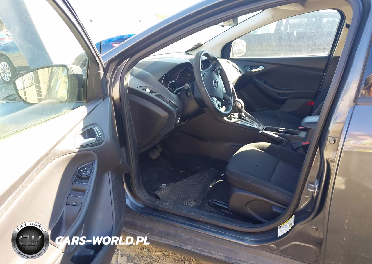 2018 Ford Focus Se VIN:1FADP3K27JL214552 - 5