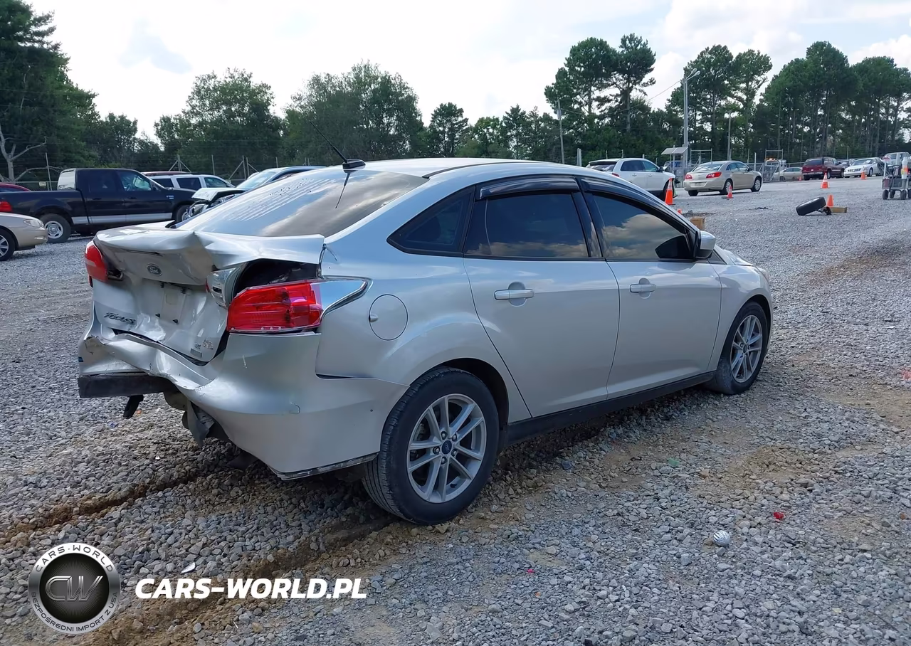 2018 Ford Focus Se VIN:1FADP3FE2JL265137 - 4