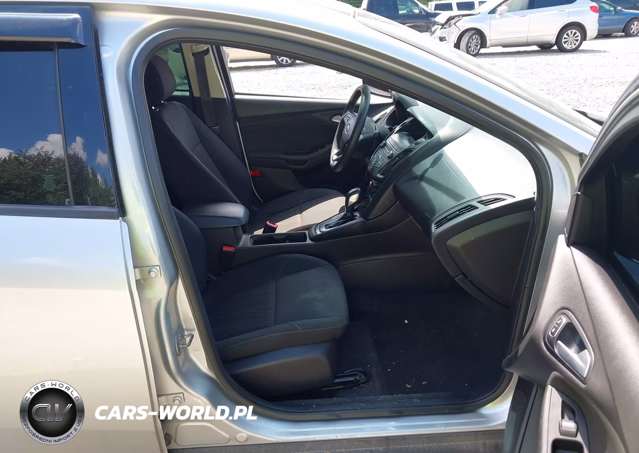 2018 Ford Focus Se VIN:1FADP3FE2JL265137 - 5