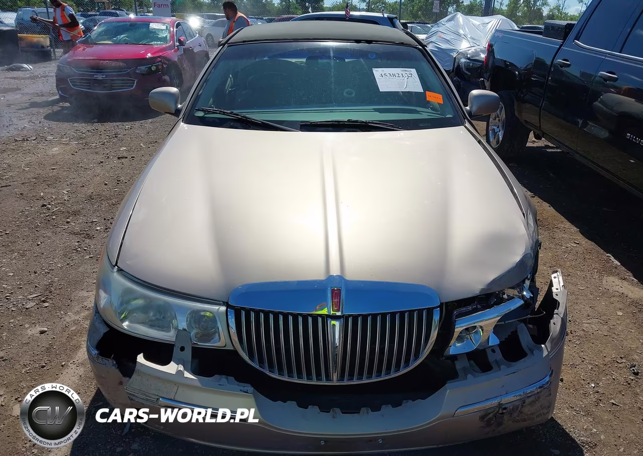 1998 Lincoln Town Car Signature VIN:1LNFM82WXWY655996 - 12