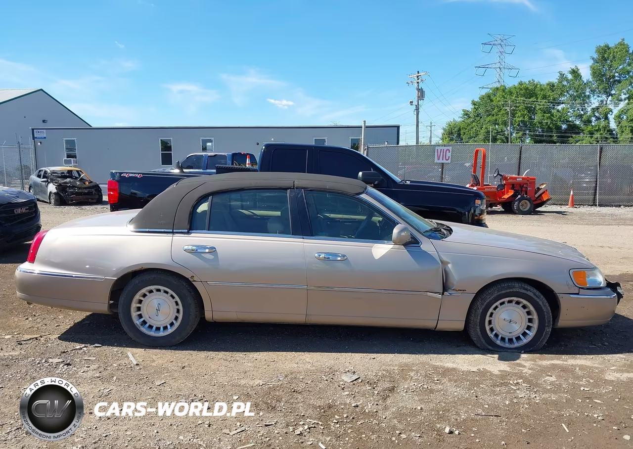 1998 Lincoln Town Car Signature VIN:1LNFM82WXWY655996 - 13