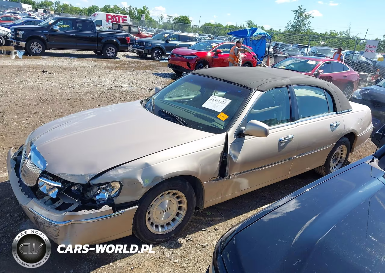 1998 Lincoln Town Car Signature VIN:1LNFM82WXWY655996 - 14