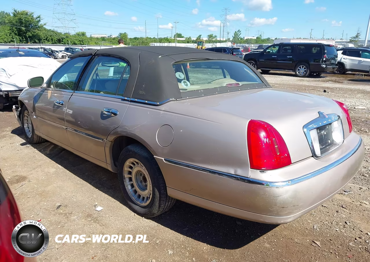 1998 Lincoln Town Car Signature VIN:1LNFM82WXWY655996 - 3