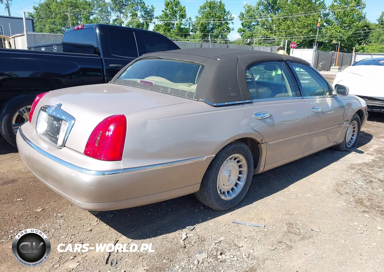 1998 Lincoln Town Car Signature VIN:1LNFM82WXWY655996 - 4