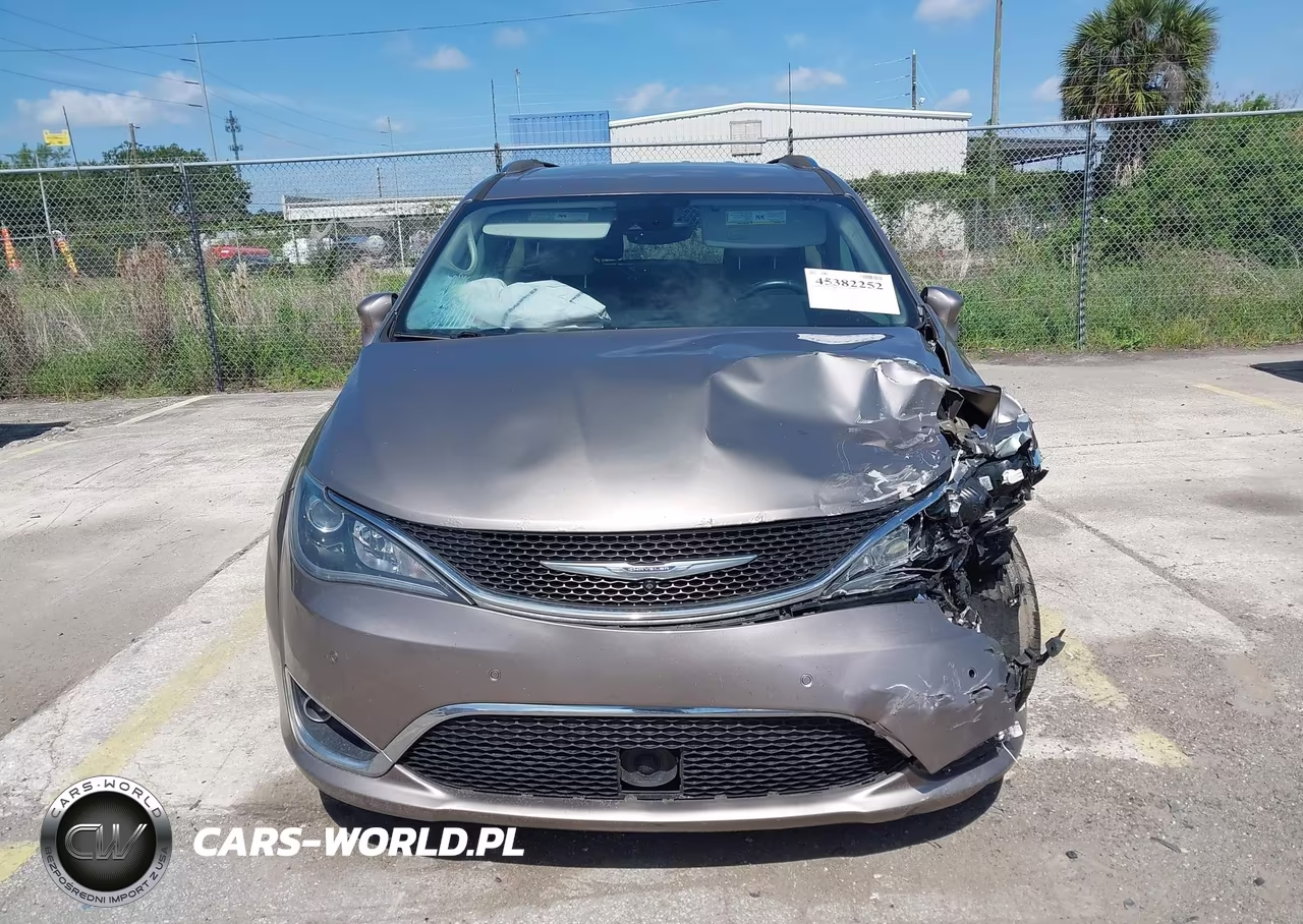 2017 Chrysler Pacifica Touring-L Plus VIN:2C4RC1EG3HR565046 - 11
