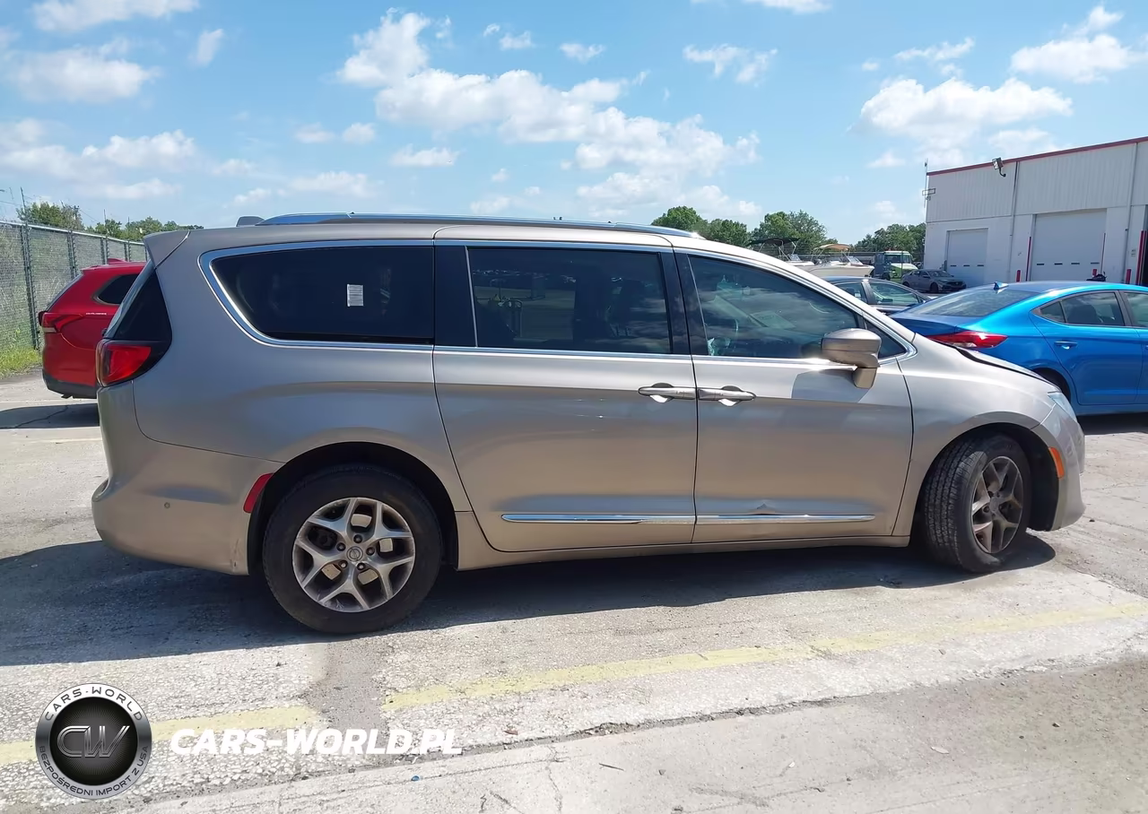 2017 Chrysler Pacifica Touring-L Plus VIN:2C4RC1EG3HR565046 - 12