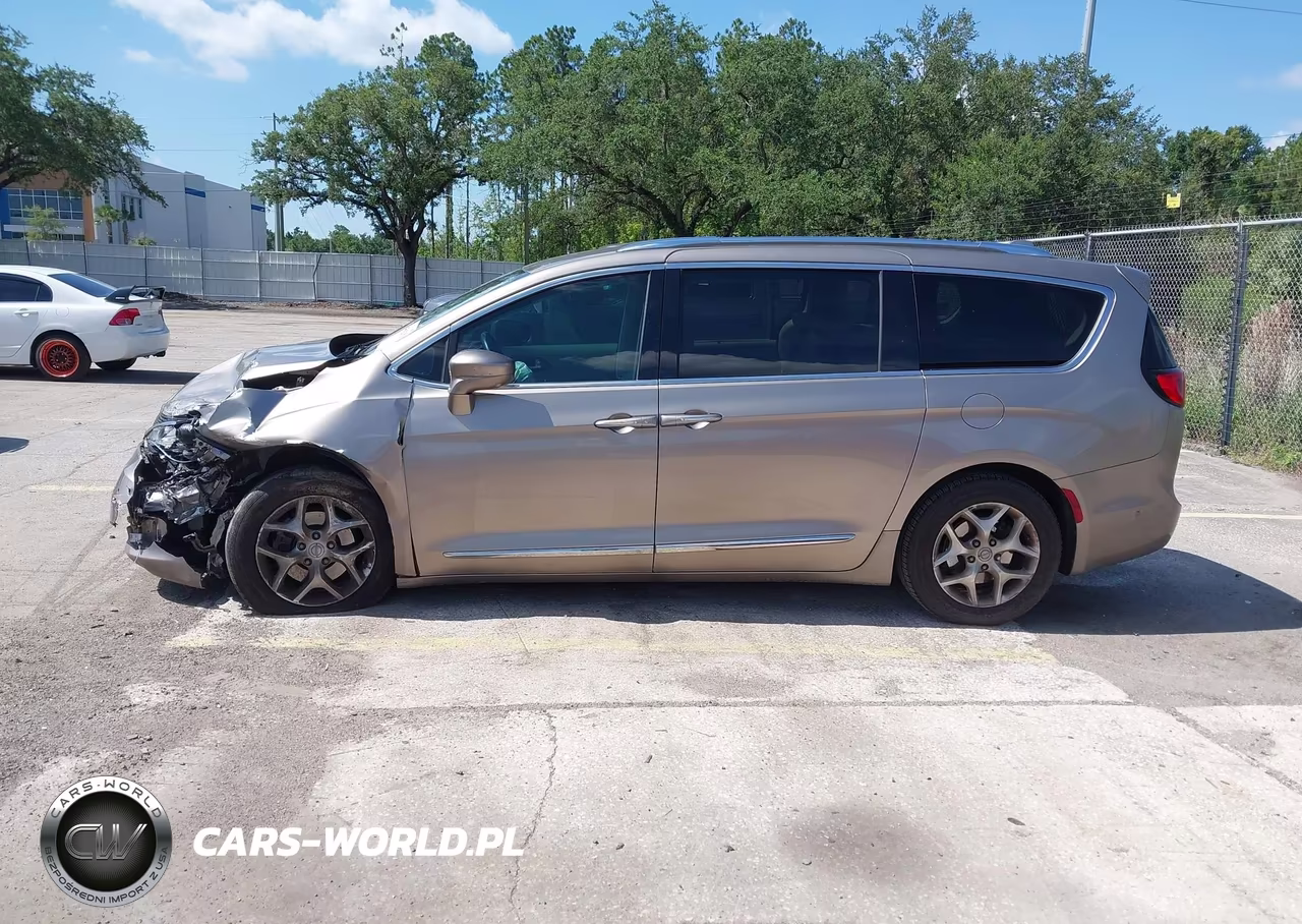 2017 Chrysler Pacifica Touring-L Plus VIN:2C4RC1EG3HR565046 - 13