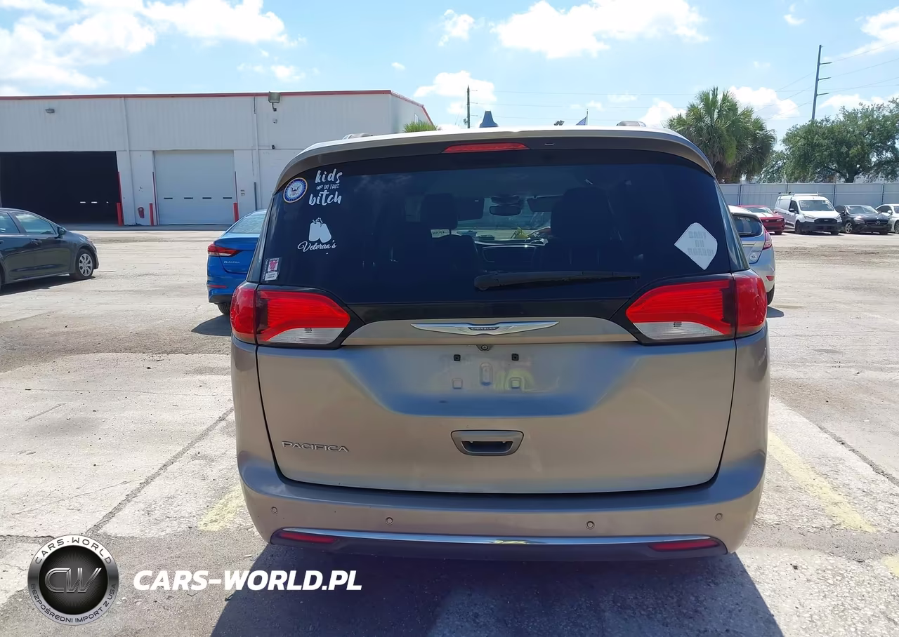 2017 Chrysler Pacifica Touring-L Plus VIN:2C4RC1EG3HR565046 - 15