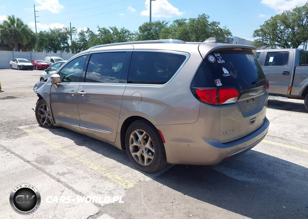 2017 Chrysler Pacifica Touring-L Plus VIN:2C4RC1EG3HR565046 - 3