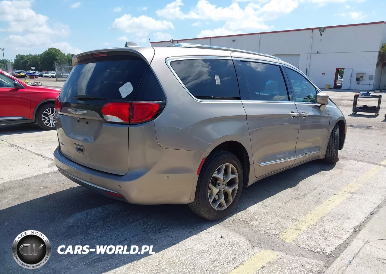 2017 Chrysler Pacifica Touring-L Plus VIN:2C4RC1EG3HR565046 - 4