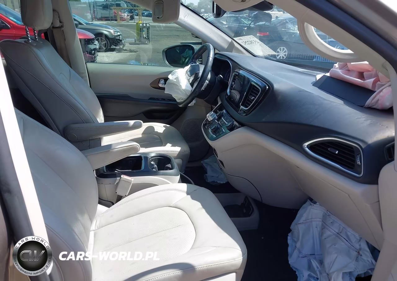 2017 Chrysler Pacifica Touring-L Plus VIN:2C4RC1EG3HR565046 - 5