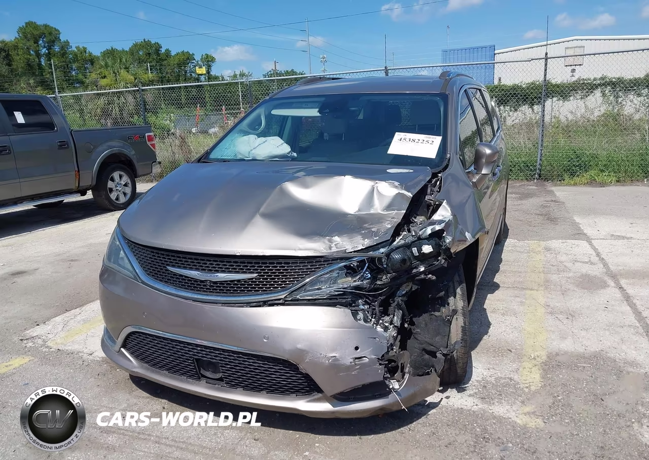 2017 Chrysler Pacifica Touring-L Plus VIN:2C4RC1EG3HR565046 - 6