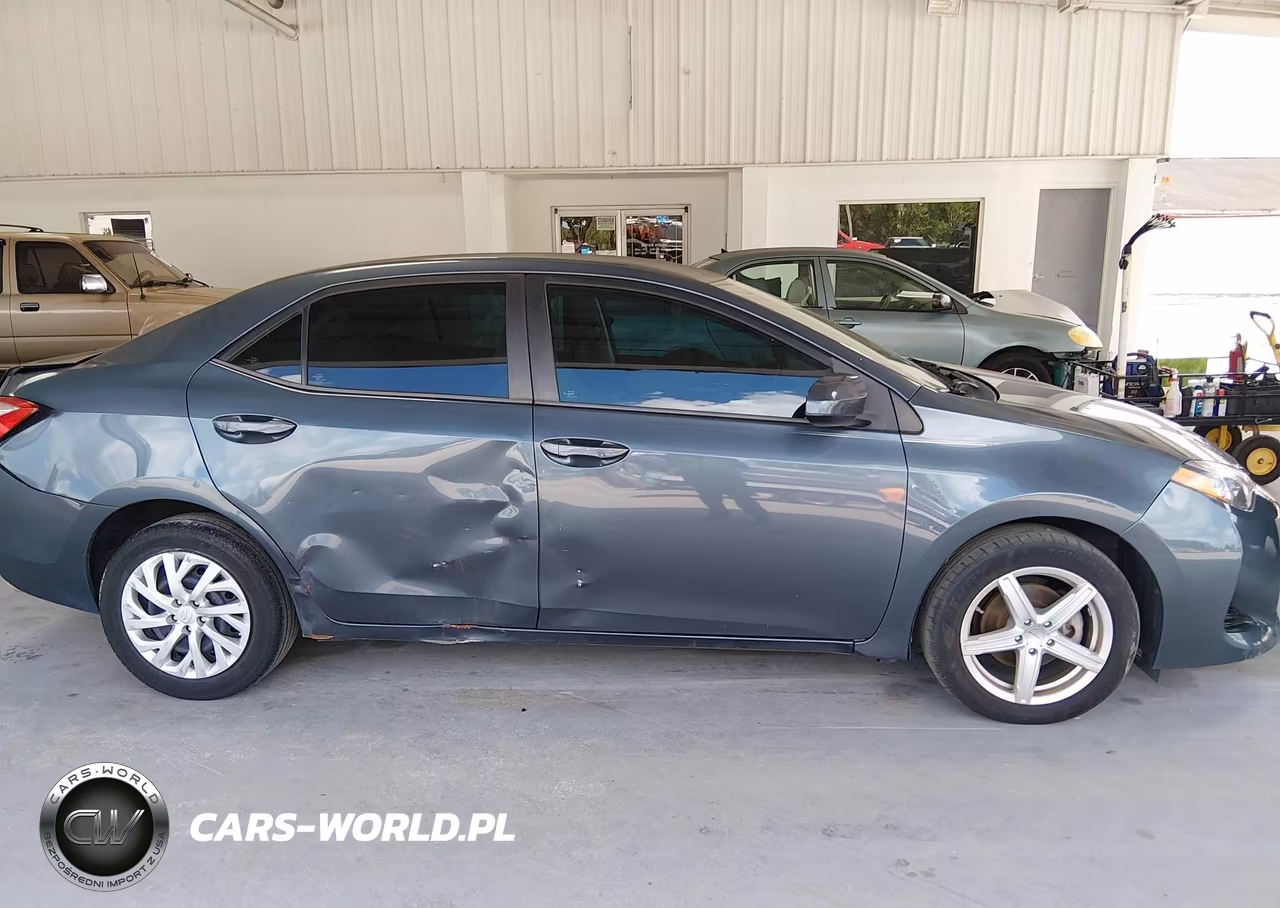 2018 Toyota Corolla Le VIN:5YFBURHE5JP792252 - 13