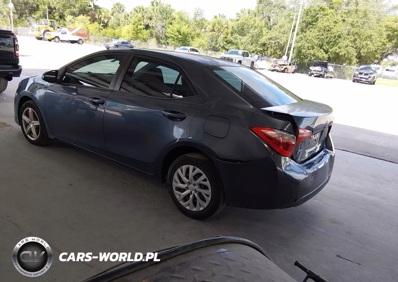 2018 Toyota Corolla Le VIN:5YFBURHE5JP792252 - 3