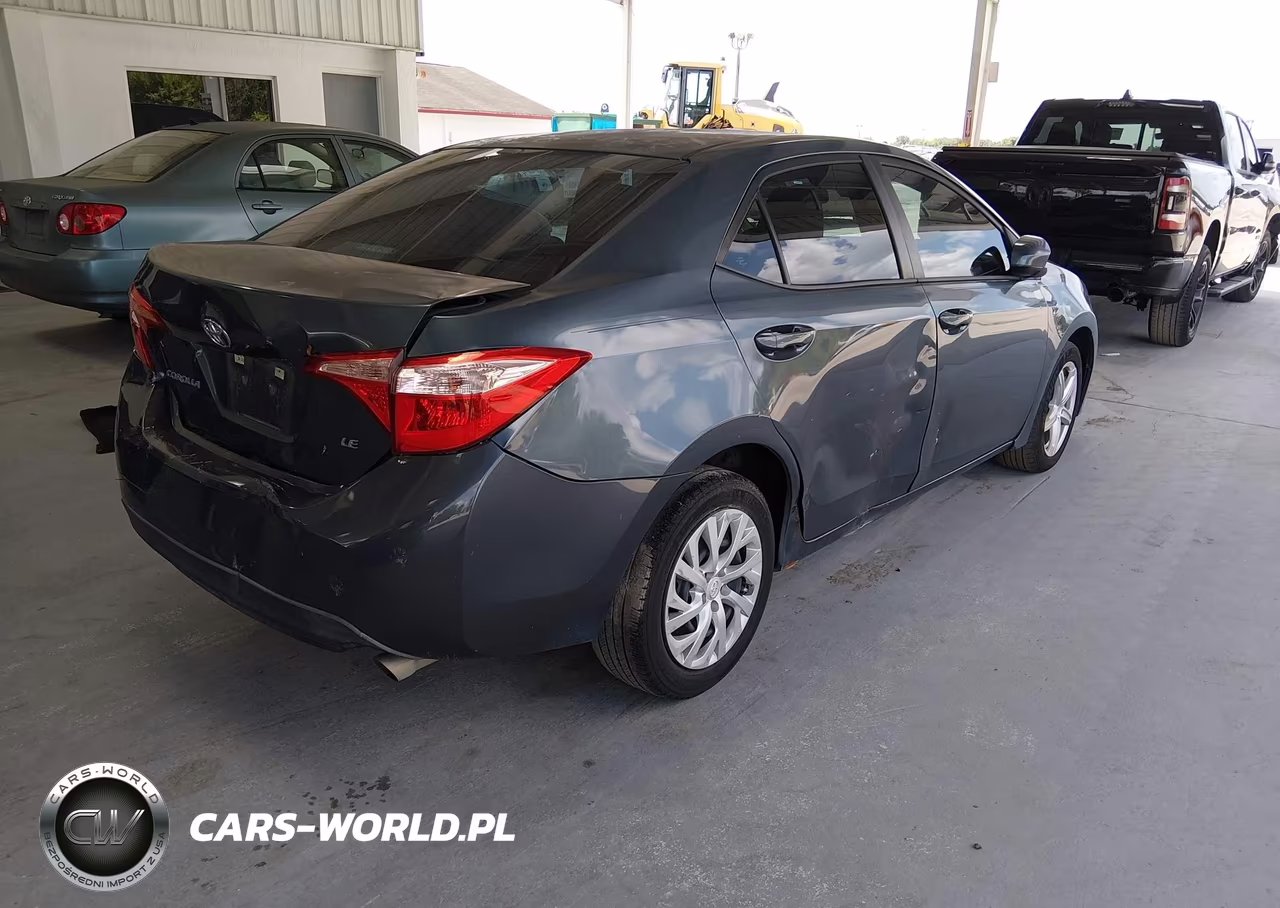 2018 Toyota Corolla Le VIN:5YFBURHE5JP792252 - 4