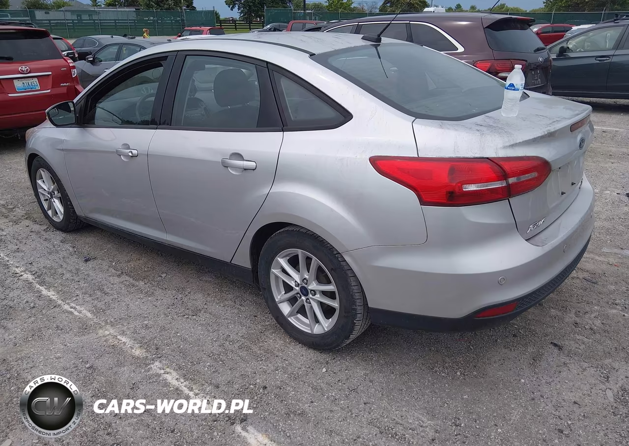 2015 Ford Focus Se VIN:1FADP3F26FL339916 - 3