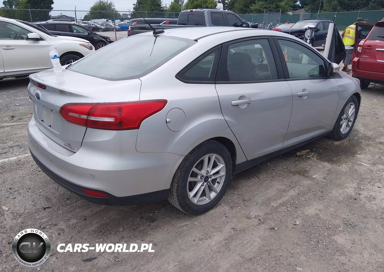 2015 Ford Focus Se VIN:1FADP3F26FL339916 - 4