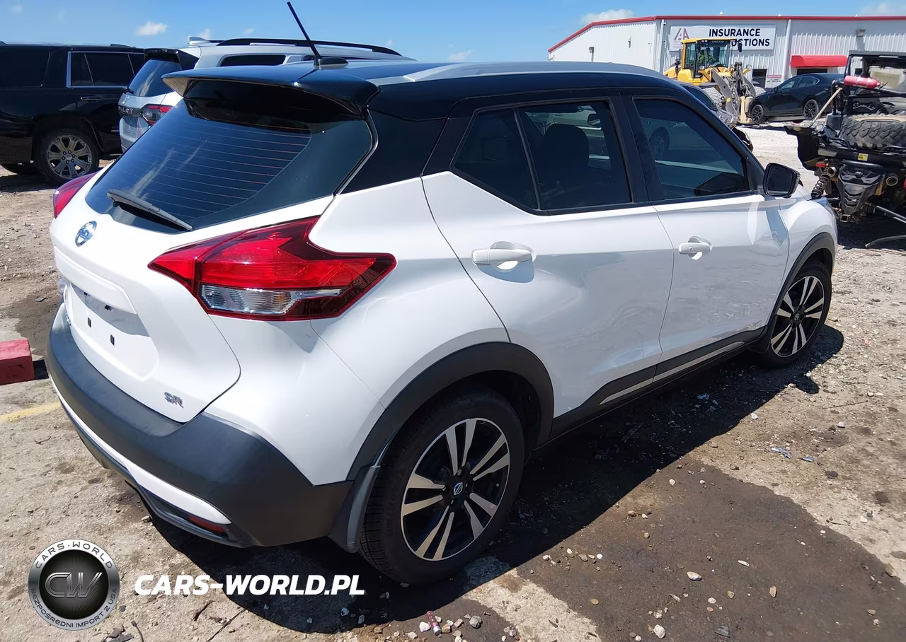 2018 Nissan Kicks Sr VIN:3N1CP5CUXJL543108 - 4