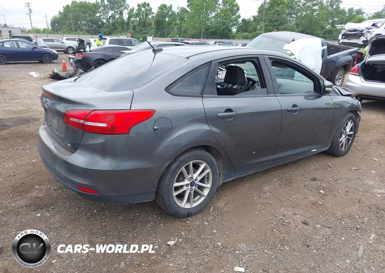 2017 Ford Focus Se VIN:1FADP3F28HL205833 - 4