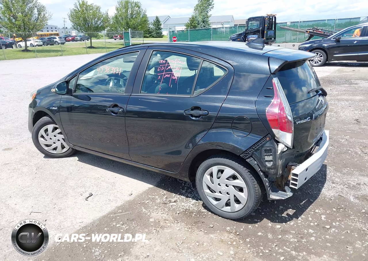 2015 Toyota Prius C Three VIN:JTDKDTB39F1110795 - 3