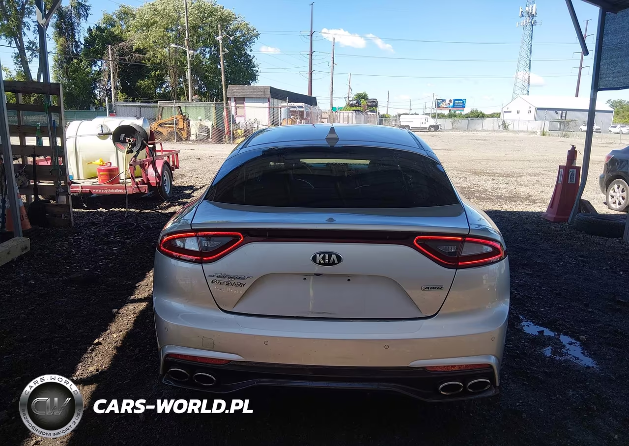 2018 Kia Stinger Premium VIN:KNAE25LA0J6017023 - 16