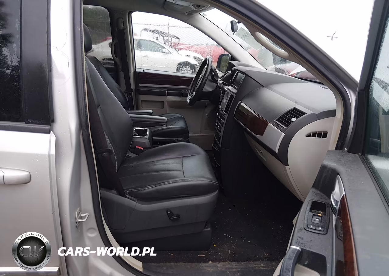 2010 Chrysler Town & Country Touring Plus VIN:2A4RR8D15AR386687 - 5
