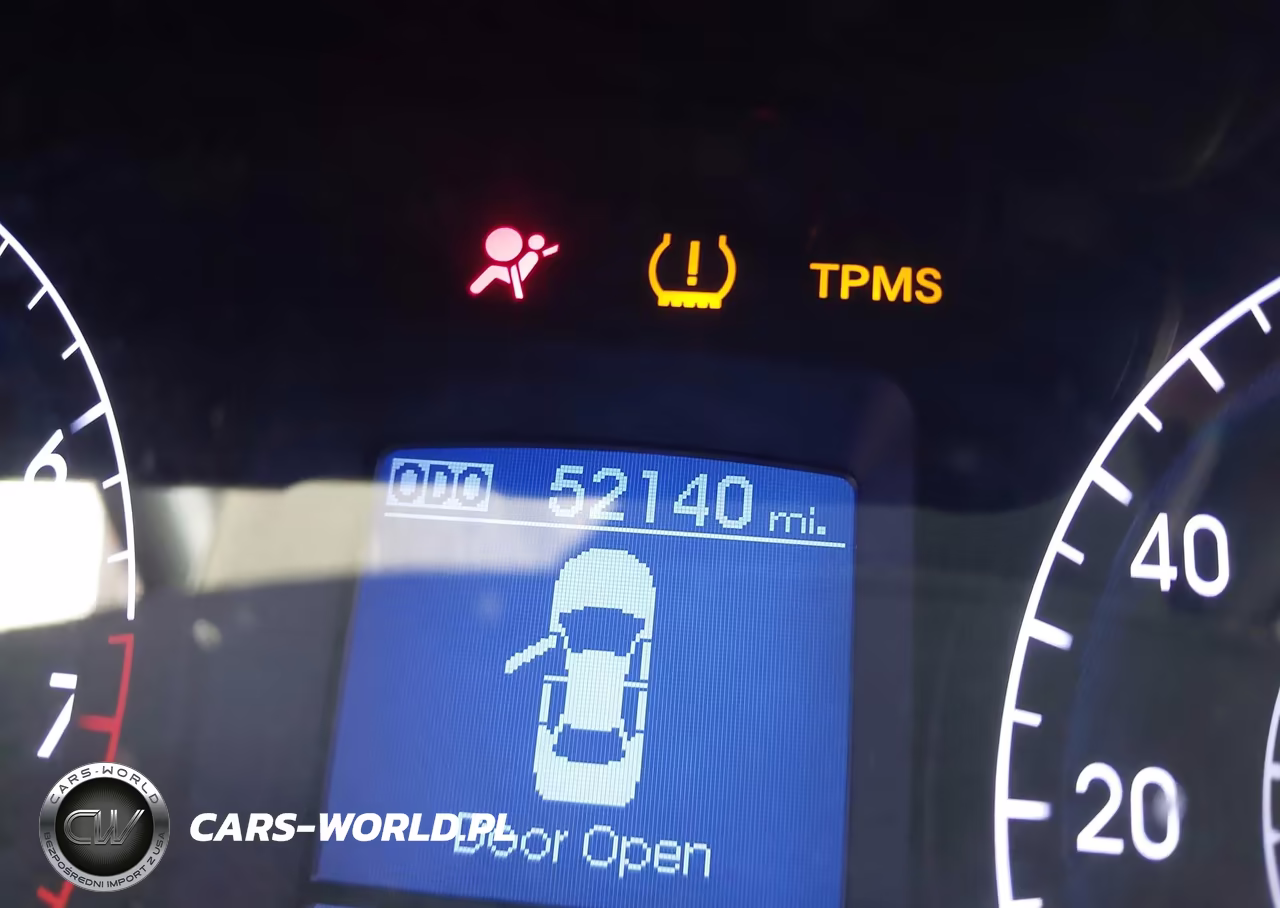 2014 Hyundai Genesis 3.8 VIN:KMHGC4DD7EU261177 - 16