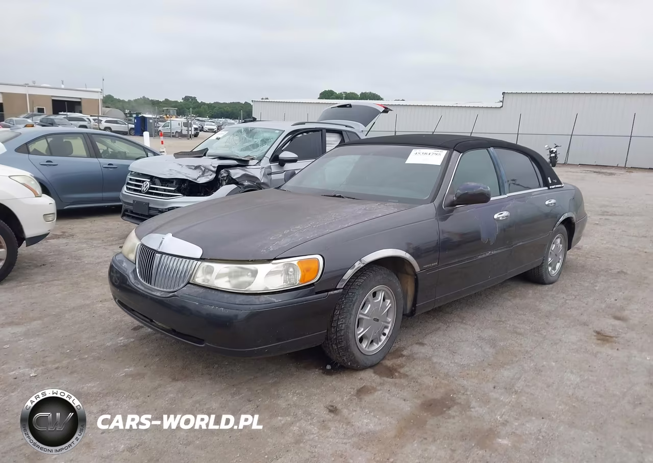 1999 Lincoln Town Car Signature VIN:1LNFM82W9XY612266 - 2