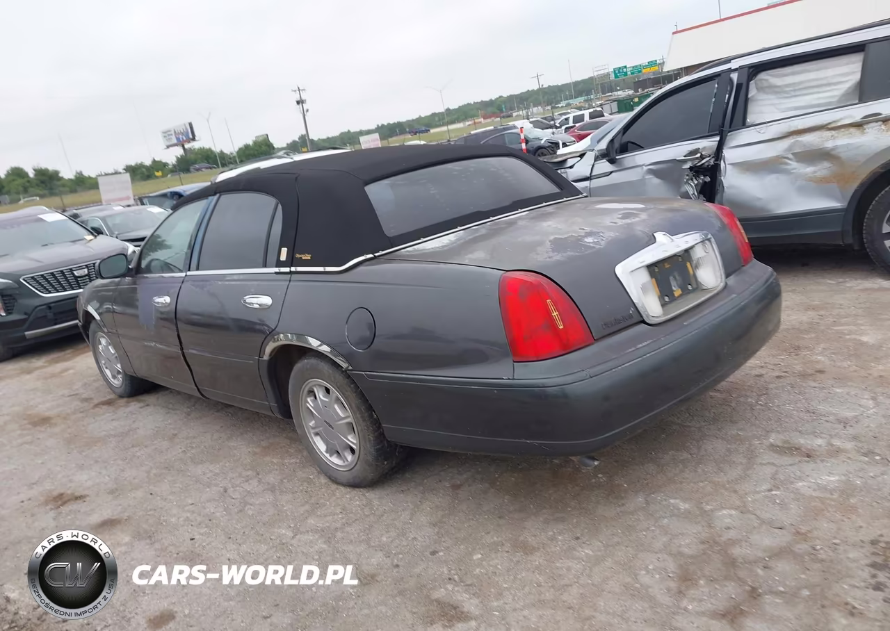 1999 Lincoln Town Car Signature VIN:1LNFM82W9XY612266 - 3