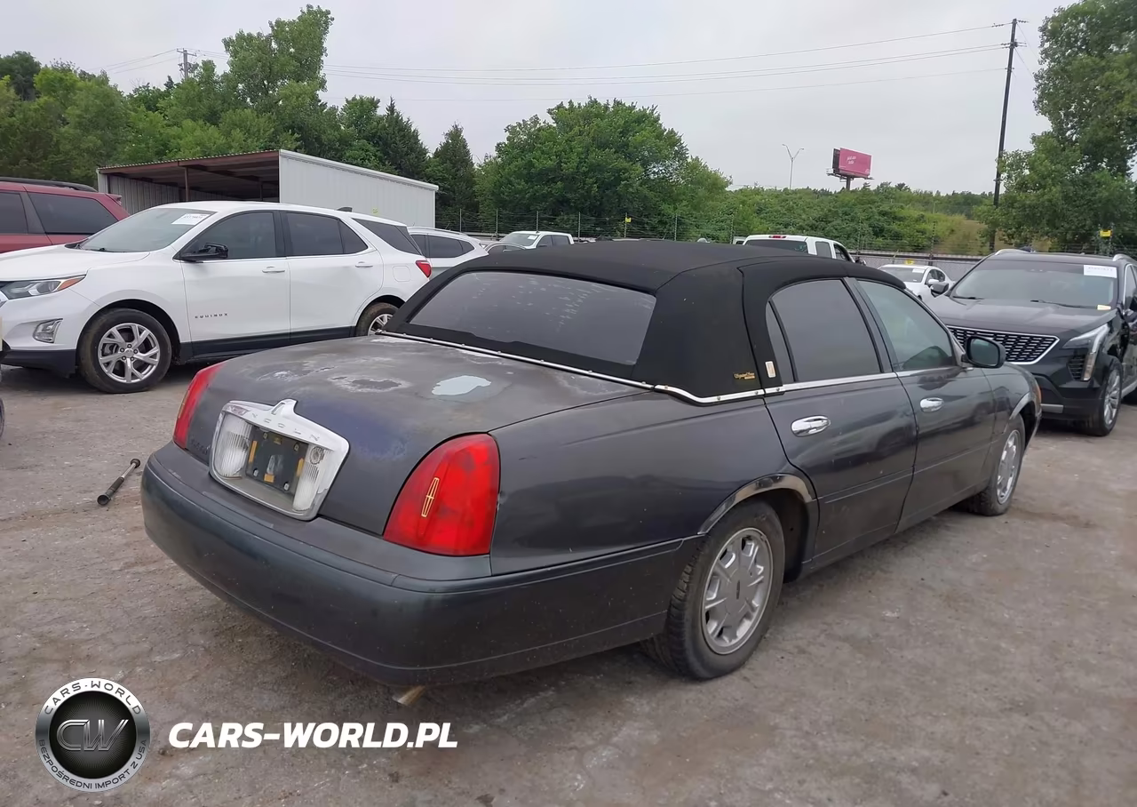 1999 Lincoln Town Car Signature VIN:1LNFM82W9XY612266 - 4