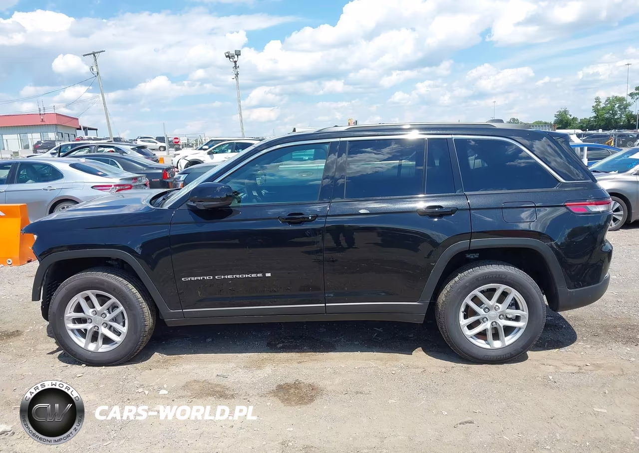 2025 Jeep Grand Cherokee Laredo X 4X2 VIN:1C4RJGAG7S8799580 - 14