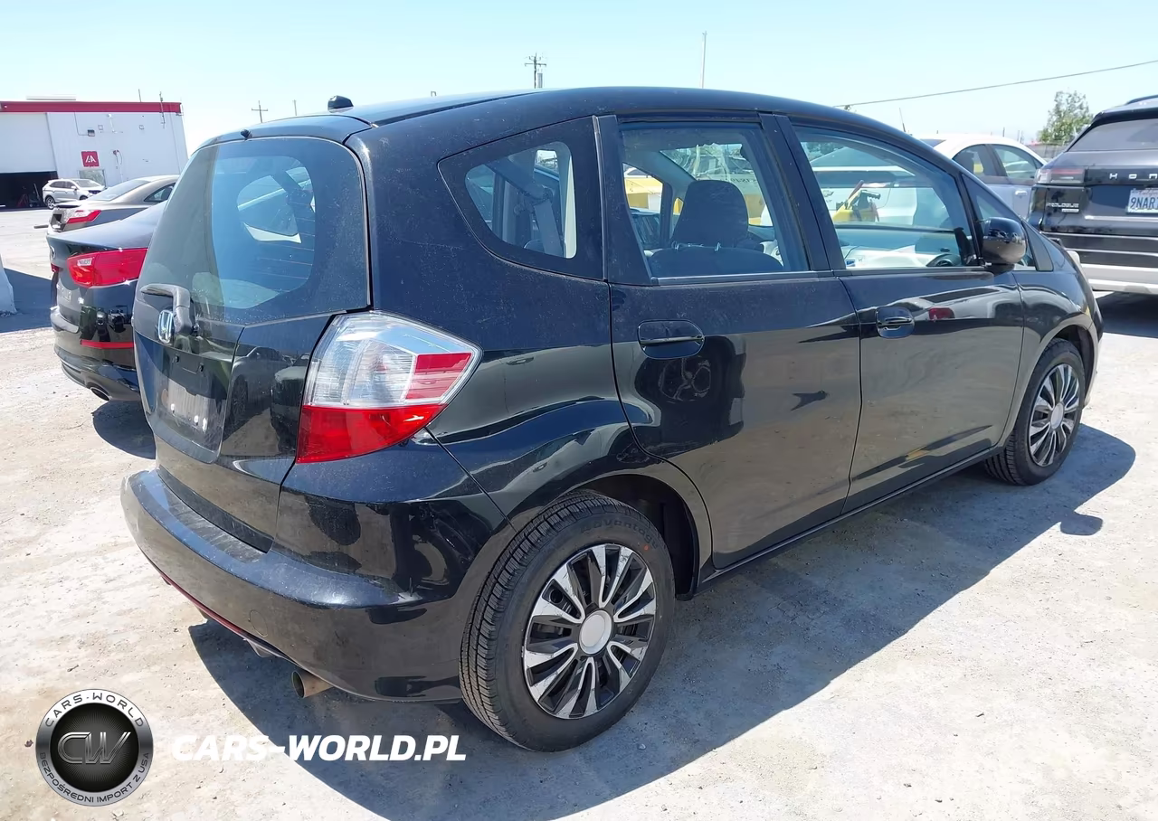 2013 Honda Fit VIN:JHMGE8H33DC048673 - 4