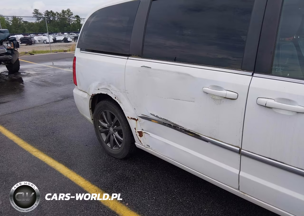 2015 Chrysler Town & Country S VIN:2C4RC1HG4FR710734 - 17
