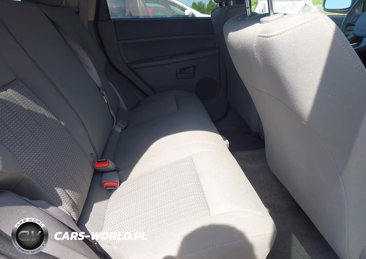 2007 Jeep Grand Cherokee Laredo VIN:1J8GR48K27C682768 - 8