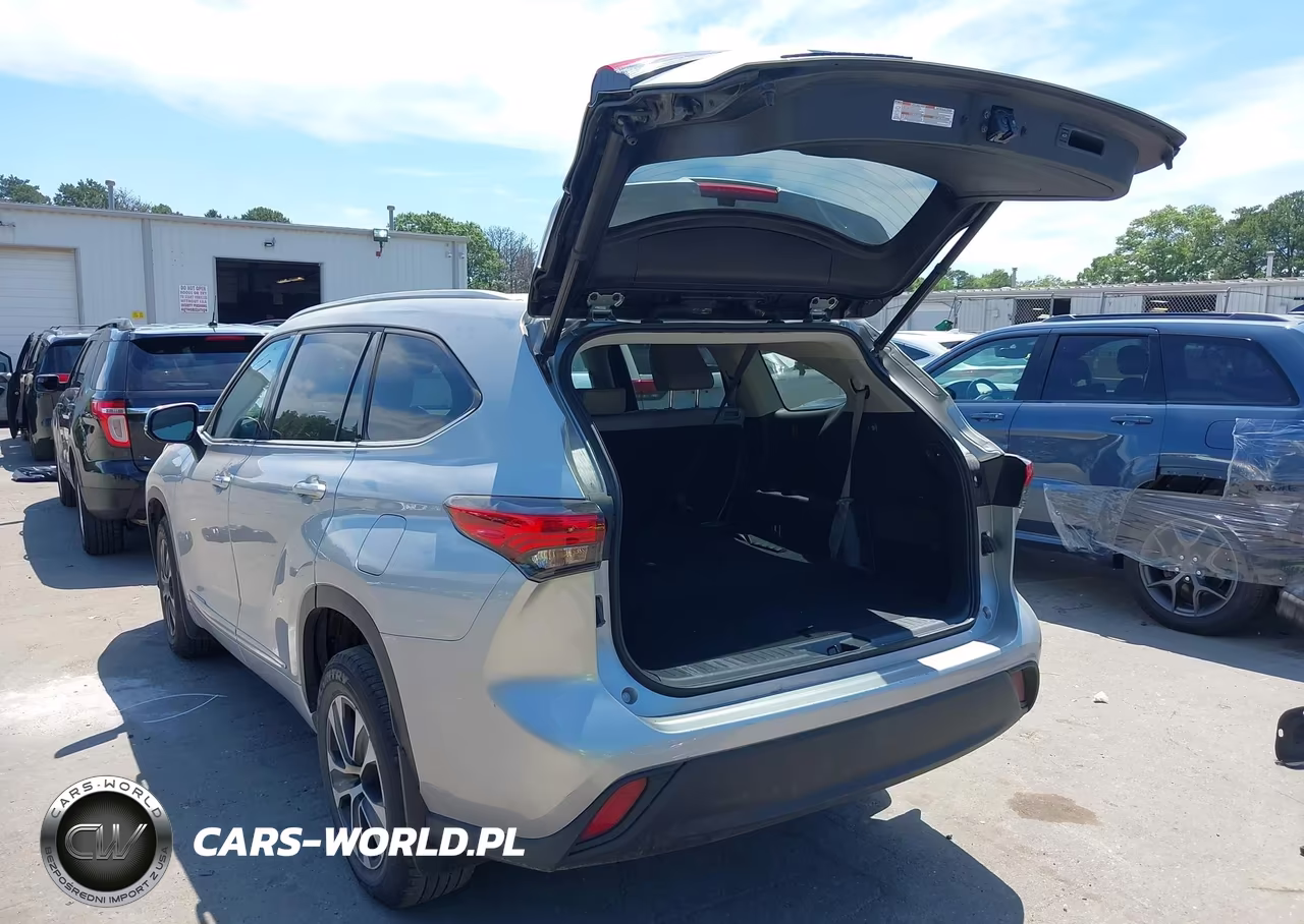 2022 Toyota Highlander Xle VIN:5TDGZRBH6NS586042 - 3