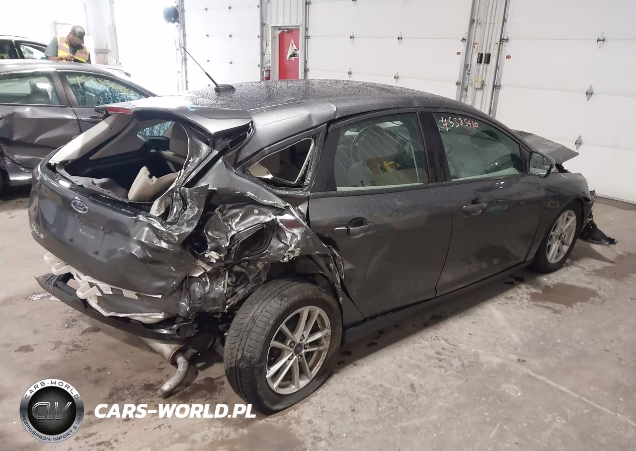 2017 Ford Focus Se VIN:1FADP3K2XHL247913 - 4