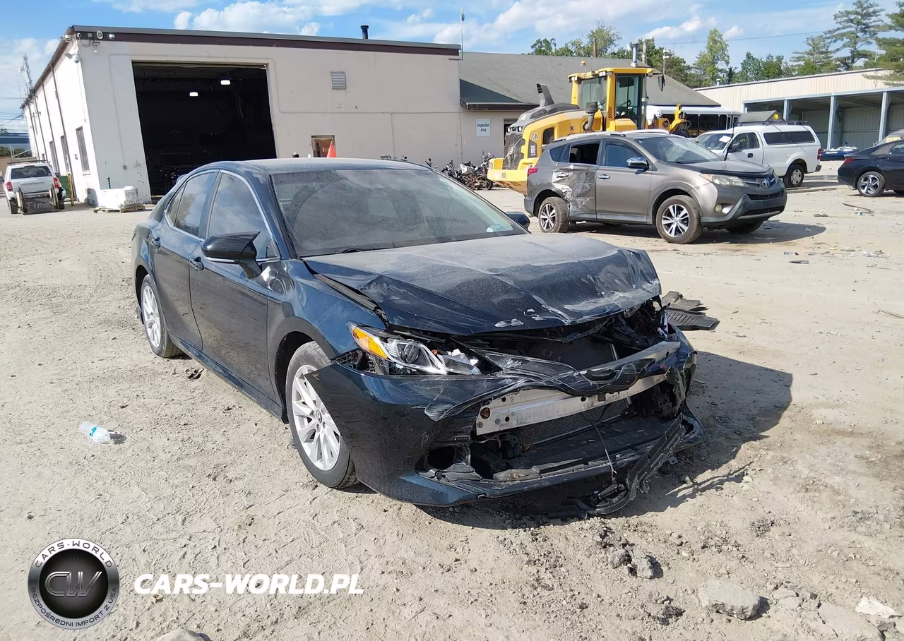 2018 Toyota Camry Le VIN:4T1B11HK1JU568152 - 1