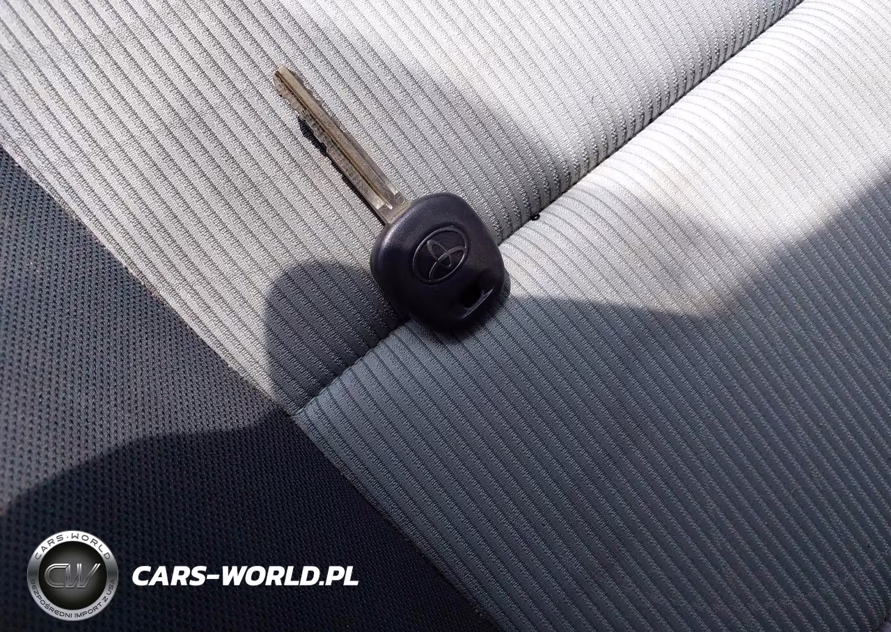 2014 Toyota Prius C Two VIN:JTDKDTB37E1065712 - 11