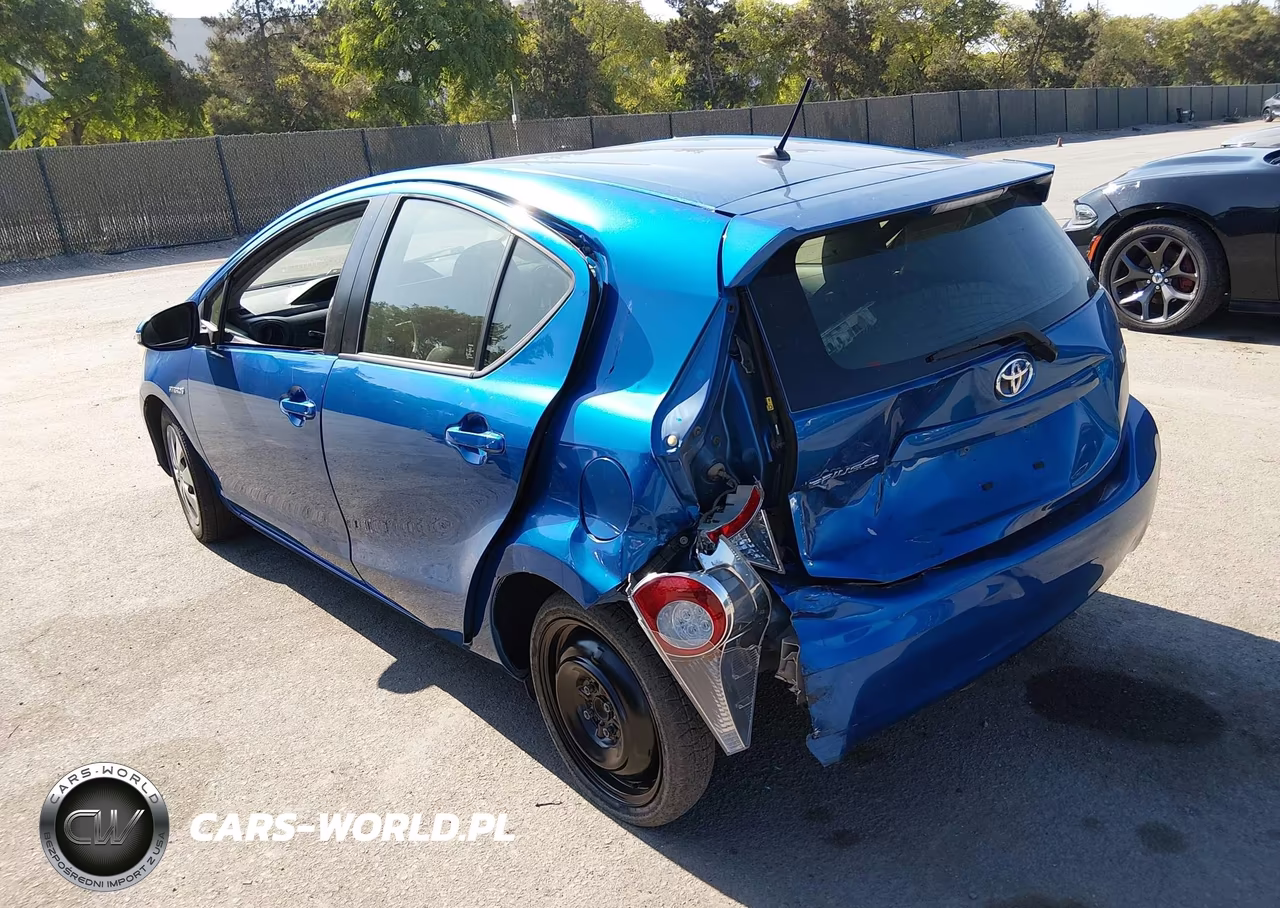 2014 Toyota Prius C Two VIN:JTDKDTB37E1065712 - 3