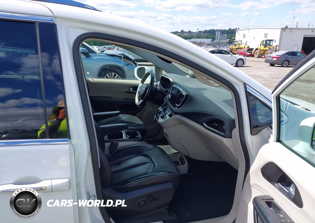 2019 Chrysler Pacifica Limited VIN:2C4RC1GGXKR551889 - 5