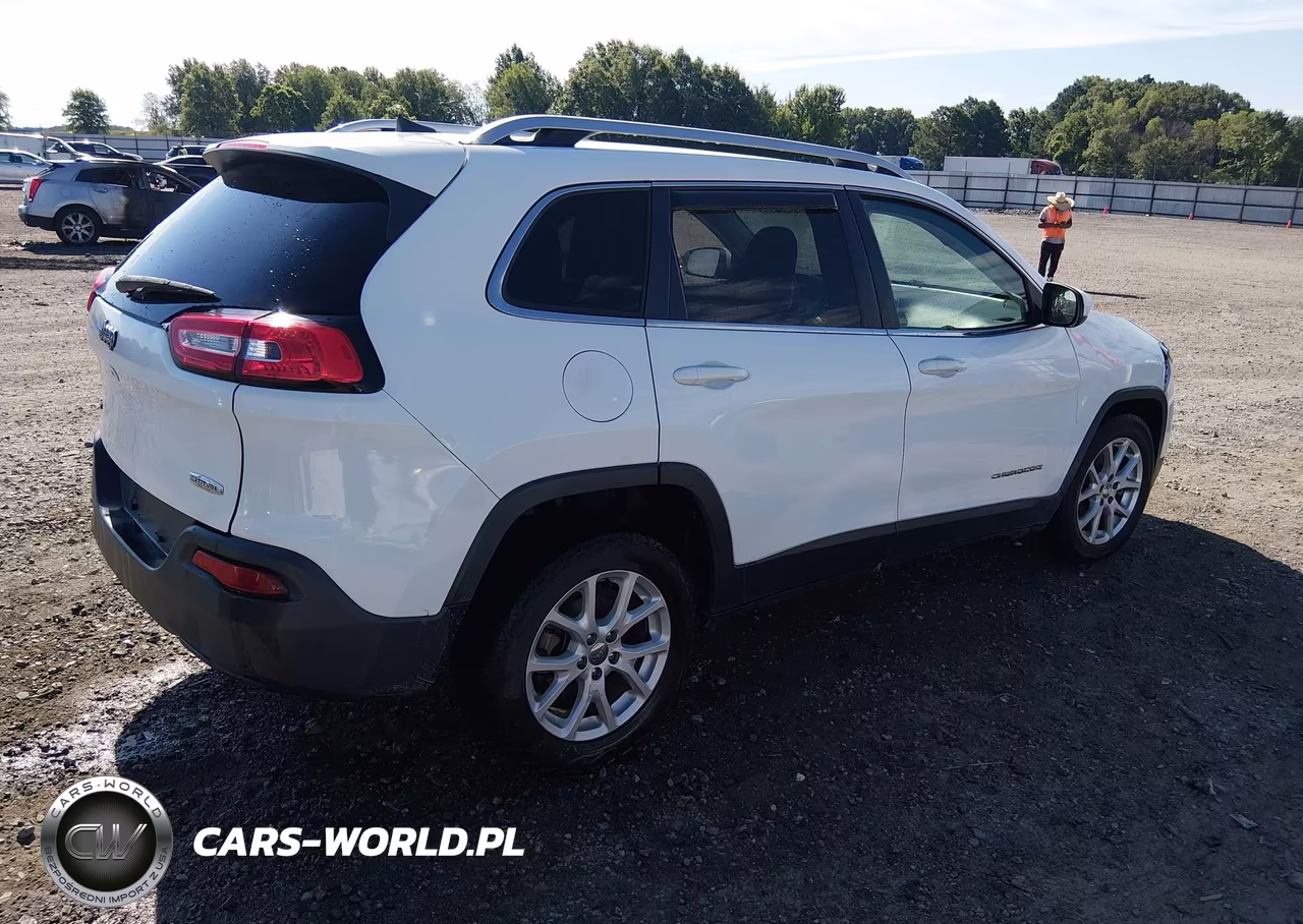 2016 Jeep Cherokee Latitude VIN:1C4PJLCB2GW173021 - 4