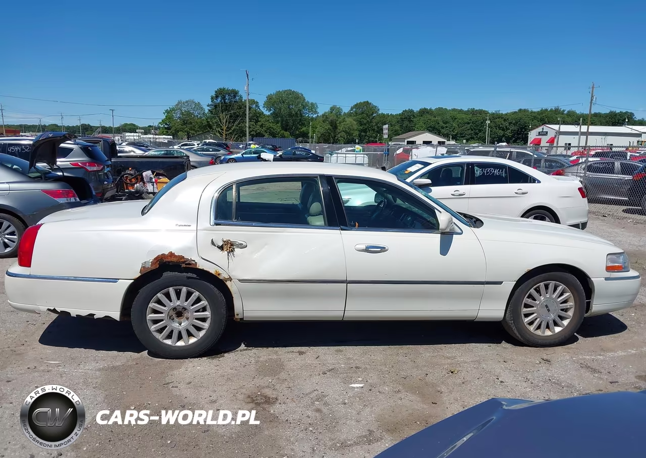 2003 Lincoln Town Car Signature VIN:1LNHM82W93Y653371 - 13