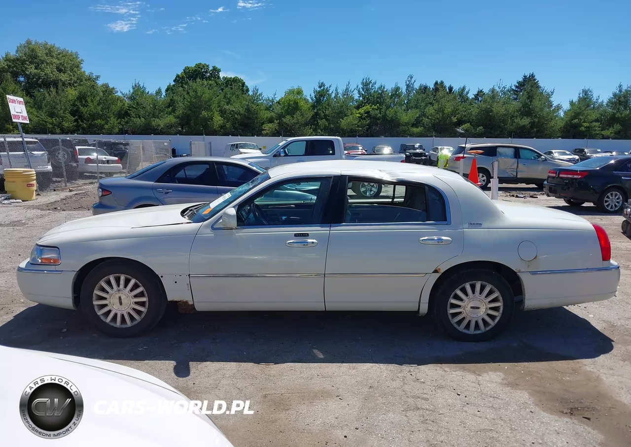 2003 Lincoln Town Car Signature VIN:1LNHM82W93Y653371 - 14